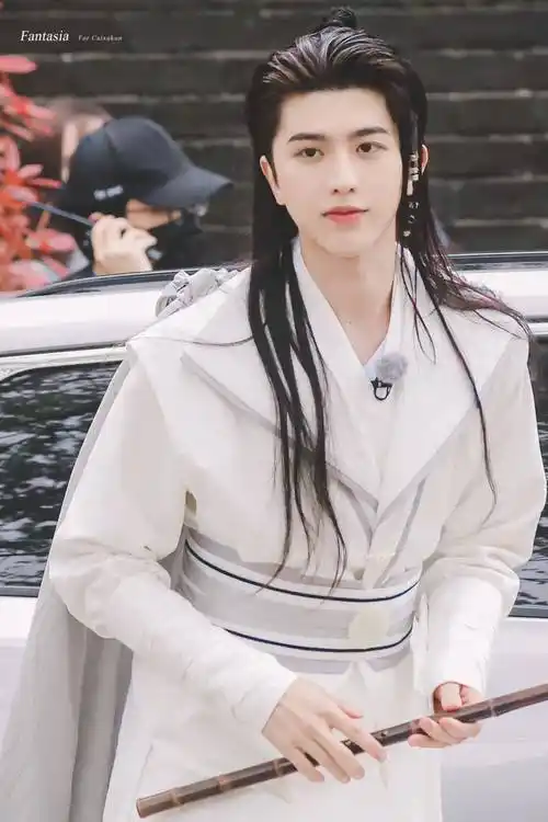 蔡徐坤壁纸:侧颜立体精致身姿帅气挺拔,白衣古装的翩翩公子!