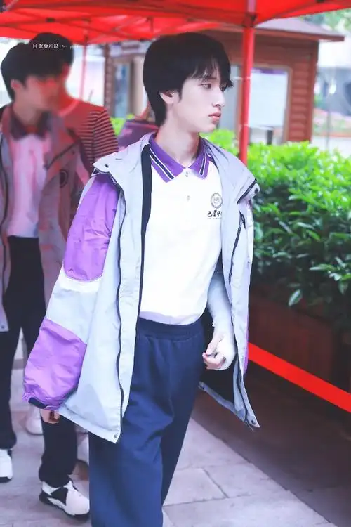 严浩翔巴蜀中学校服照合集96干净清爽的男高中生永远让人心动