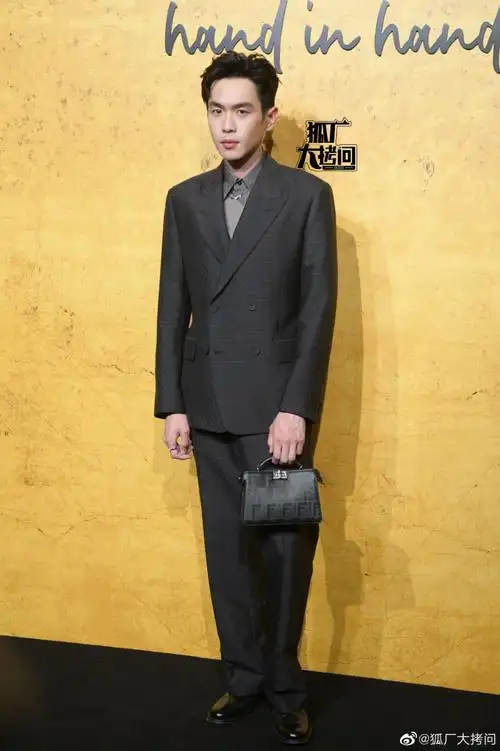 张若昀暗花条纹西装