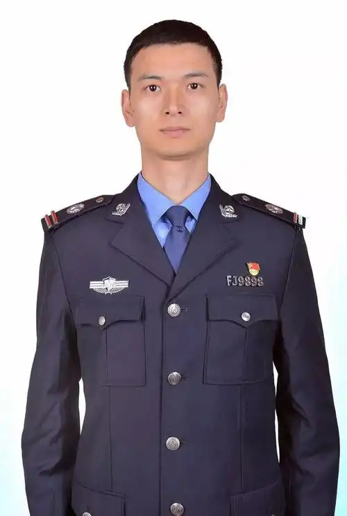 2013年,他应聘进入市北派出所成了一名辅警,如愿穿上了警服.