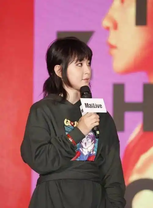 周笔畅剪了短发,穿上黑色look西服 白t恤,网友:真的只有33岁吗_发型