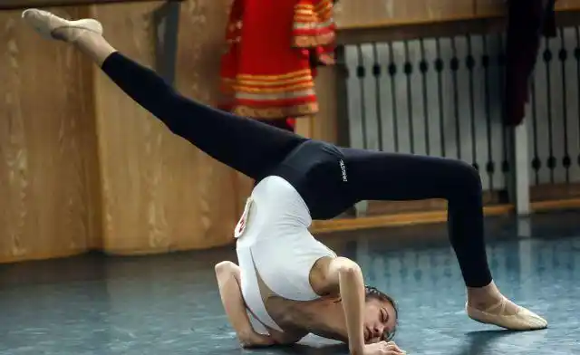 舞蹈专业艺考生现场秀绝活高难度一字马下腰功夫深惹人赞叹