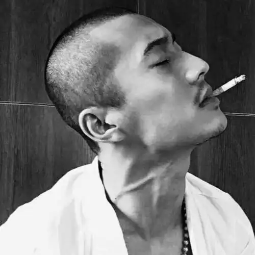 叼烟短发痞男头像