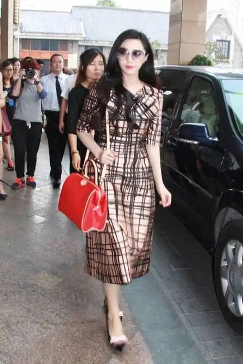 直接举例我们超会穿衣服的范爷了,众所周知冰冰是标准的瓜子脸,身高也