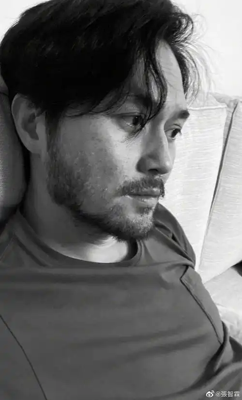 说起张智霖的自拍,这张自称流浪汉的图永远是我最惊艳的,最能展示他的