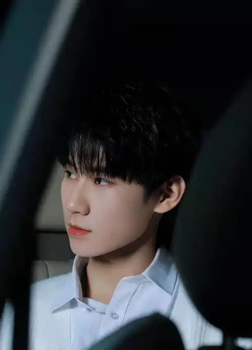 温润如玉的张真源不仅眉眼总是带着笑意而且也在默默努力着