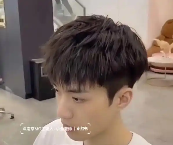 男生碎盖烫烫型不烫卷的发型阳光帅气