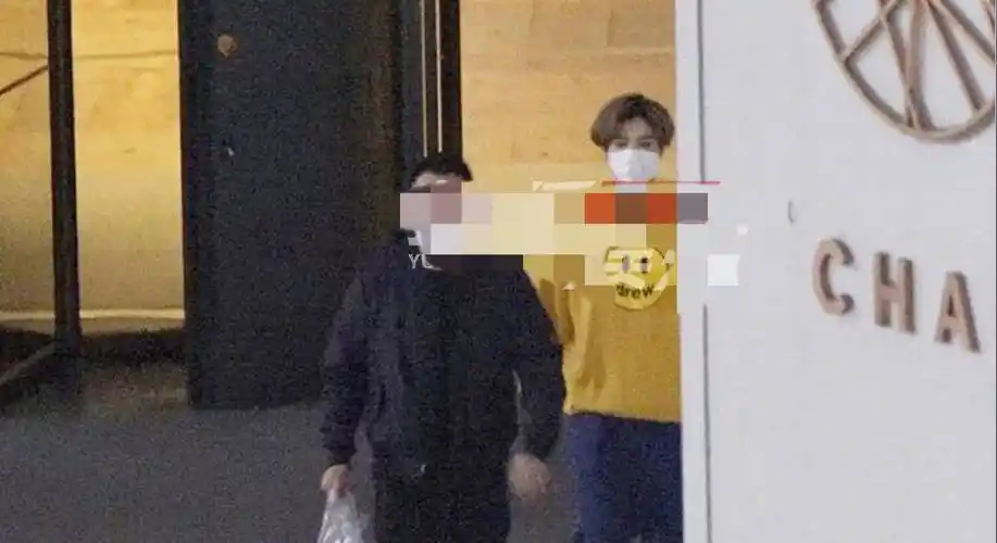 近日鹿晗被网友拍到外出赶行程,当天鹿晗穿的这一件黄色t恤衫就是和