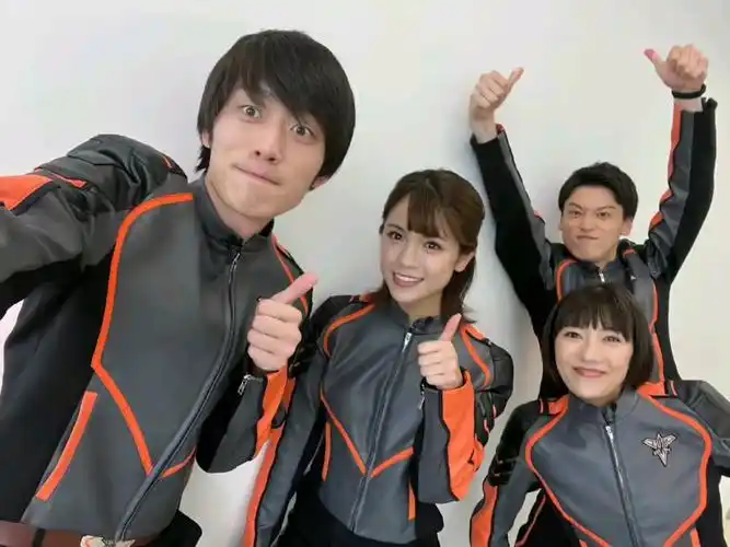 戴卡奥特曼精英胜利队合影