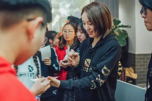 董璇现身粉丝十五周年聚会 亲自下厨宠粉力十足