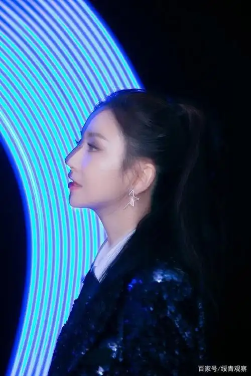 佟丽娅亮片西装搭热裤秀笔直美腿 高马尾大气利落侧颜精致