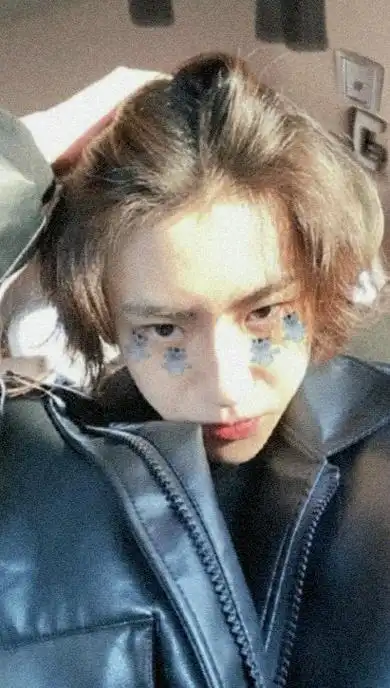 小鬼王琳凯ins更新四张自拍怦然心动妥妥的男高!