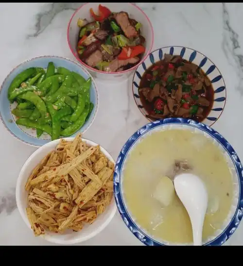 才来学校几天就想念家里的饭菜了老妈做的菜是真好吃