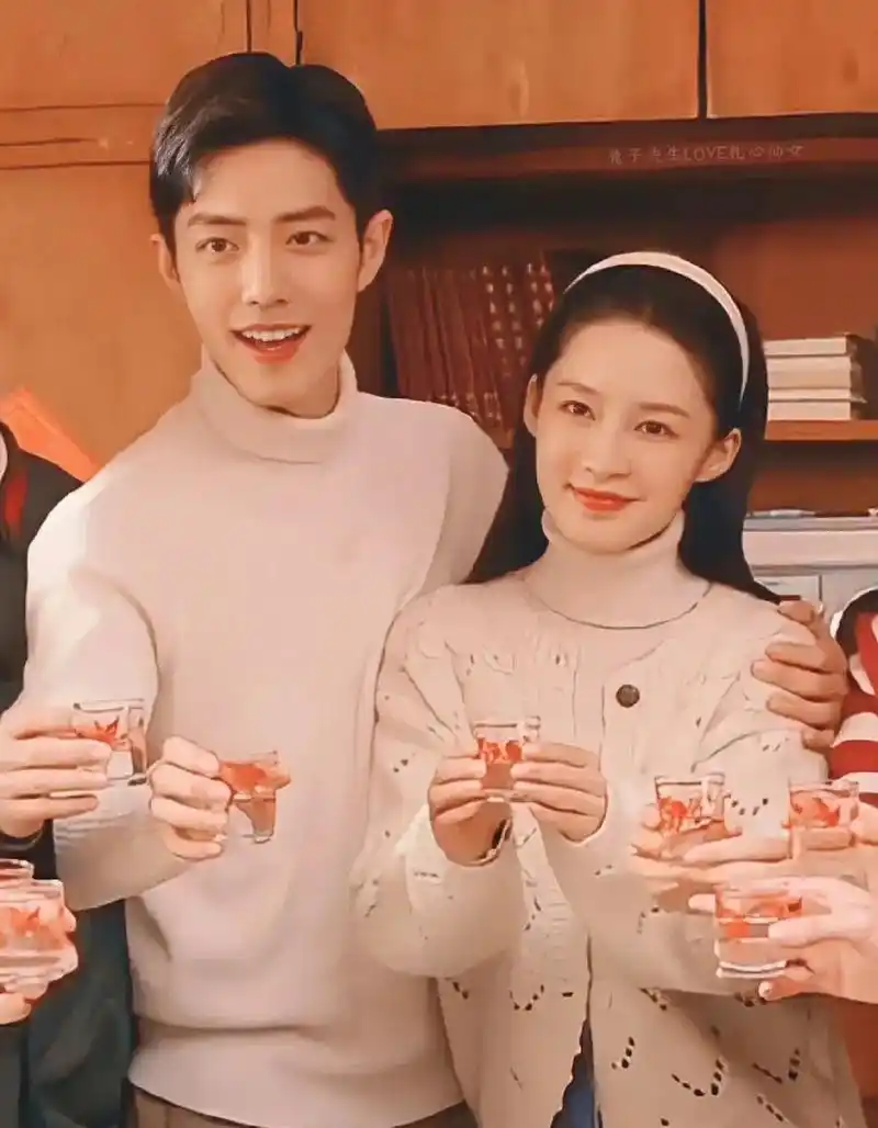 肖战和李沁的照片像一对新人?一个像在敬酒,一个像在新婚