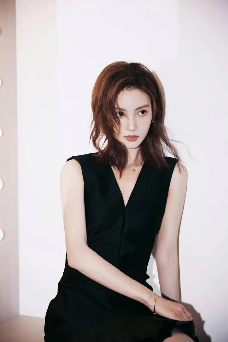 金晨# 短发真的很酷,眼神杀很a,女人帅起来没男的什么事啦!