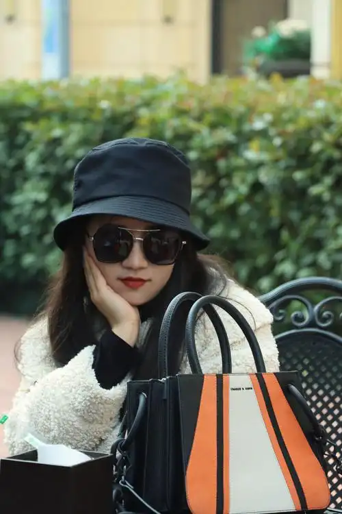 戴帽子的长发女孩