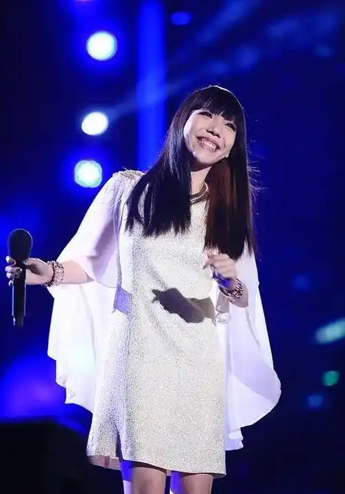 另类大嘴美女吴莫愁,地铁站里吓哭小孩的造型除了她找不出第二人