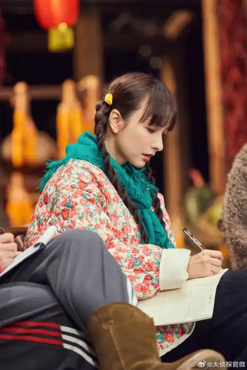 【《#大侦探疯狂的土豆#》高清剧照】之吴春花@吴昕:  爱丽丝屯唯一女