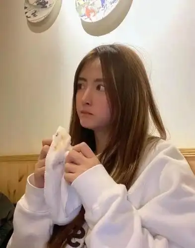 又都毕业于高校的美女,像上图就是一位腾讯女主播小楠的醉酒照,脸色