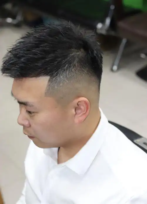 周杰伦晒新发型了,露出额头就是不一样,没想到颜值这么高