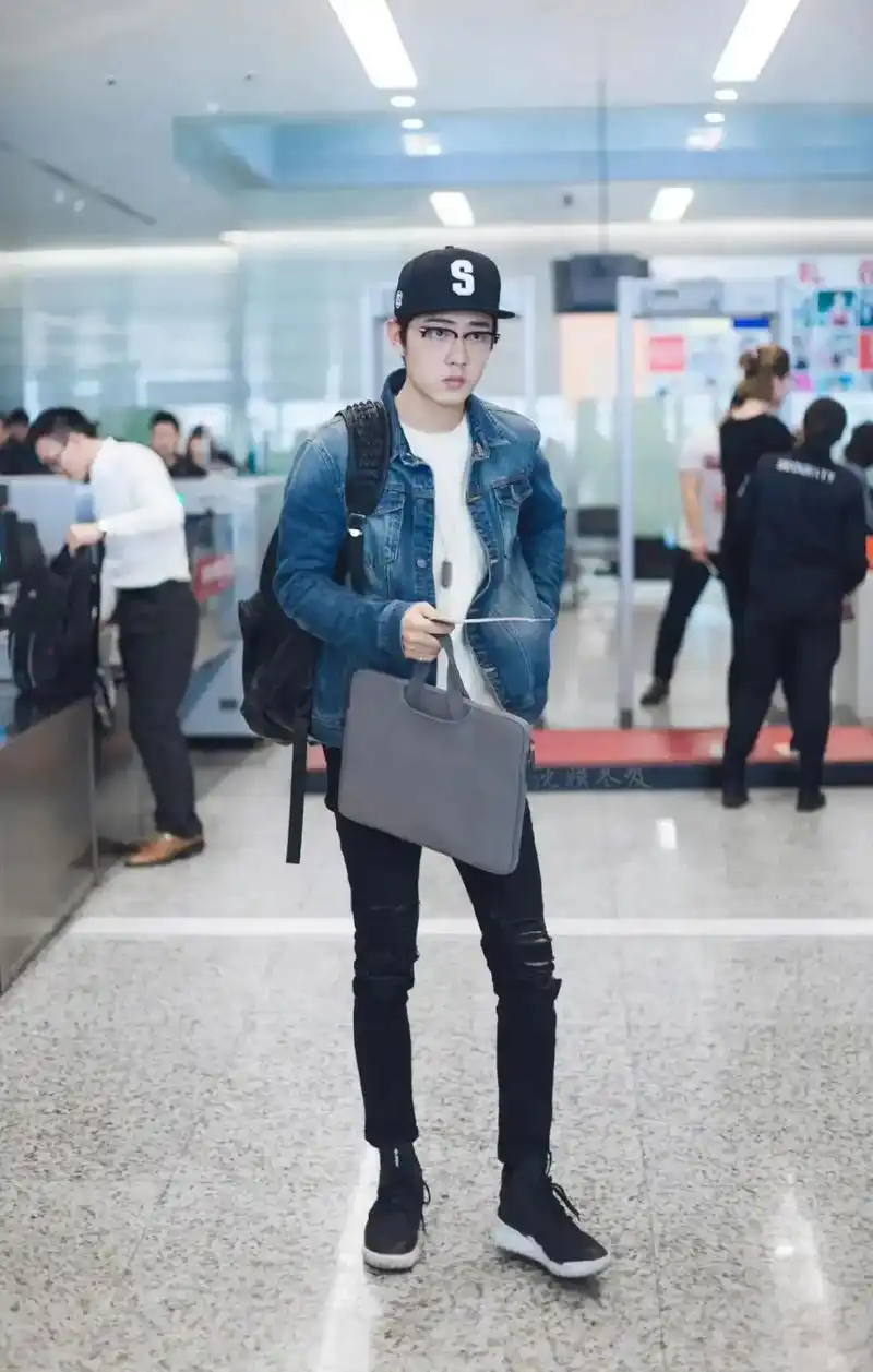 考古#肖战 机场时尚穿搭超模战!#宝藏男孩 #满眼星辰皆是你 - 抖音