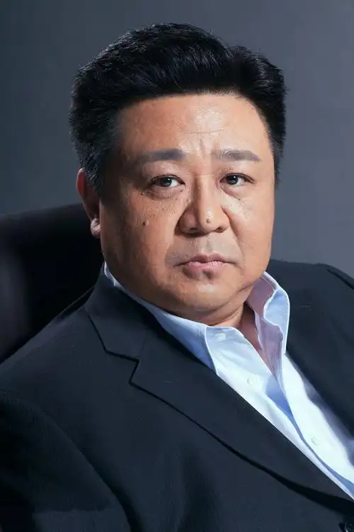 演大头的梁冠华,因为狄仁杰系列家喻户晓,"元芳,你怎么看"也曾是