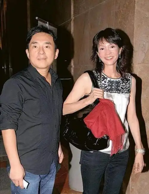 56岁吕方老来得女,老当益壮还想要一子,两任娇妻是富豪吃软饭