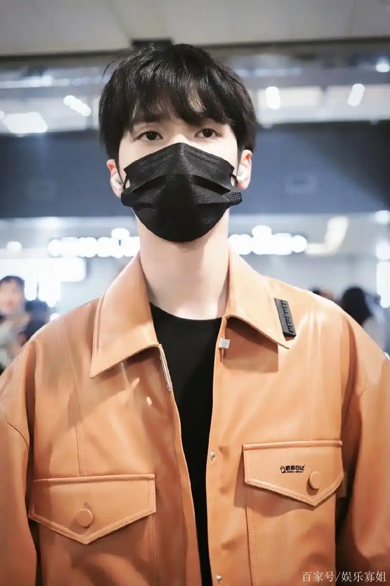 严浩翔今日机场look,棕色皮皮衣搭黑t黑裤,时髦少年,酷帅有型