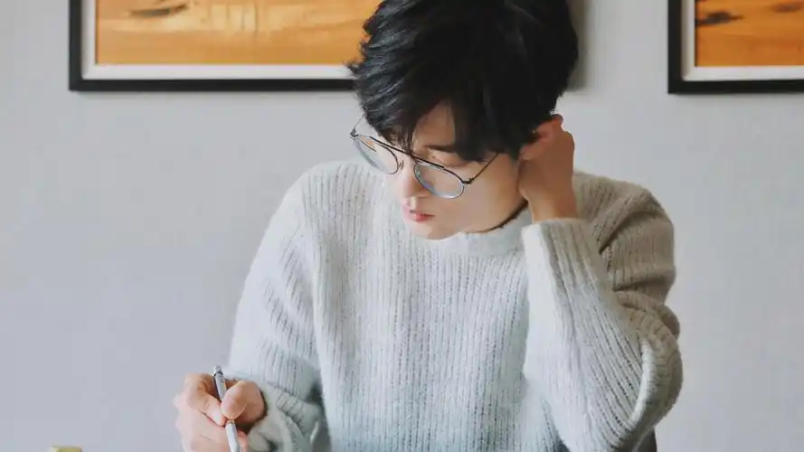 肖战白色毛衣750x1334分辨率下载,肖战白色毛衣,高清图片,壁纸-桌面