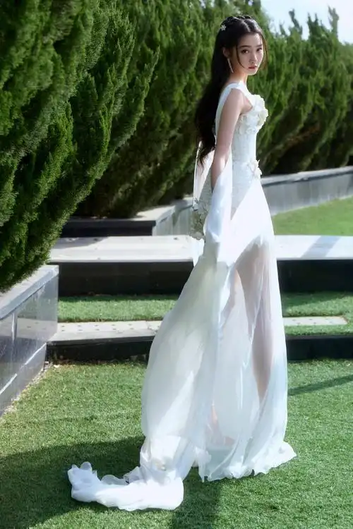 礼服,立体花朵,飘逸长纱… 明媚优雅身姿,长腿优势尽显~  #关晓彤白纱