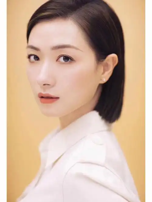 演员万茜佩戴idoloveline系列出席活动爱心