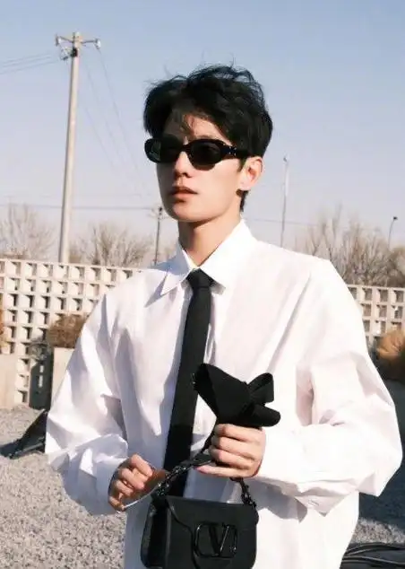 杨洋最新状态曝光,暴瘦10斤瘦成纸片人,这是怎么了?