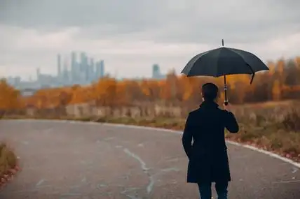 在雨中步行图片
