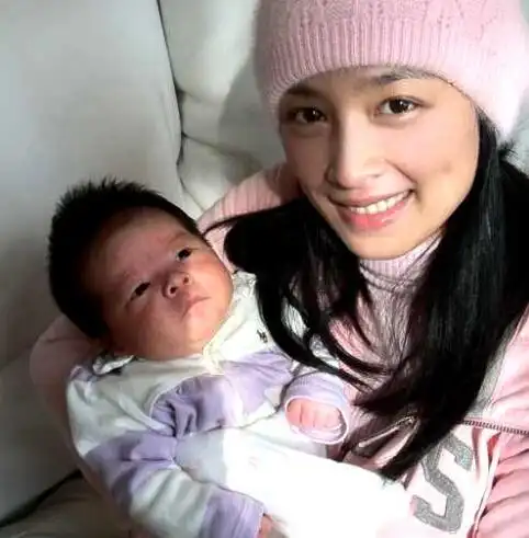 张庭儿子林秉翰满月照