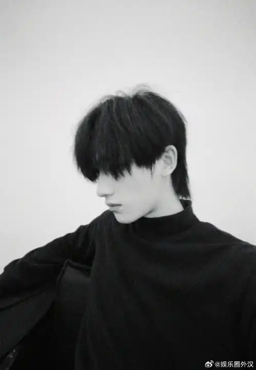 丁程鑫侧颜狼尾照##丁程鑫狼尾氛围感照片