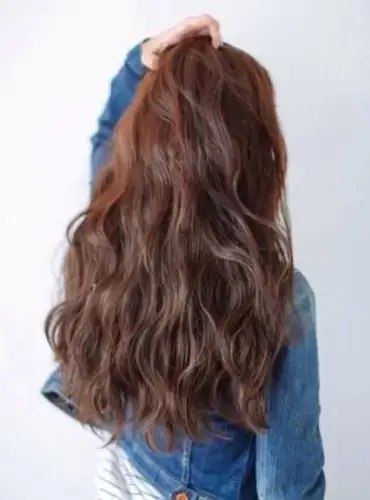 女生 长头发梨花烫造型呈现