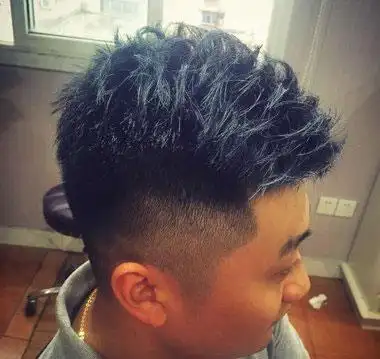 男生的秃鬓角发型怎么留男生的秃鬓角发型