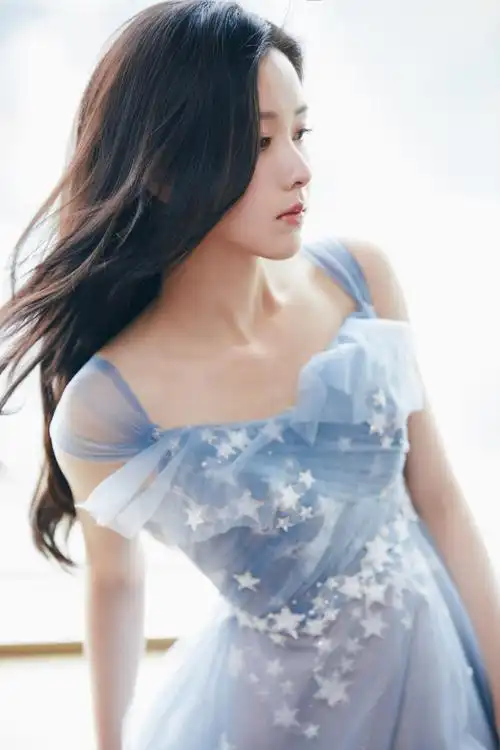 陈都灵行走的人间衣架##金鸡视角下的陈都灵