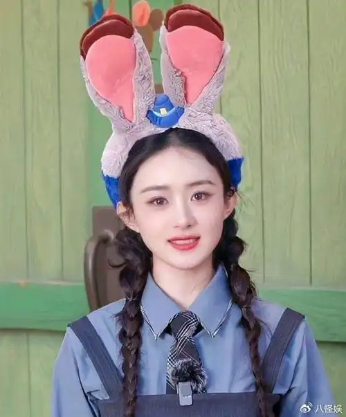 赵丽颖罕晒与儿子合照4岁想想依偎妈妈身上玩耍乖巧又可爱