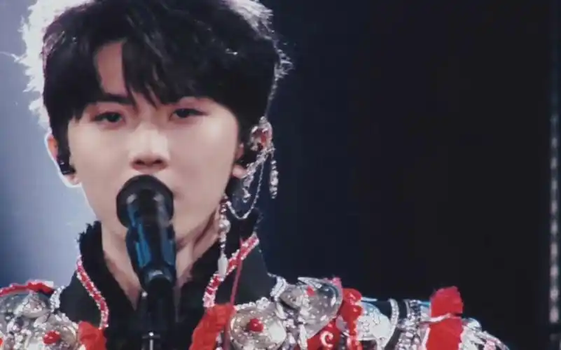 马嘉祺#蛊王出场,统统闪开,澳门四周年演唱会身穿民族风羽毛披风演唱