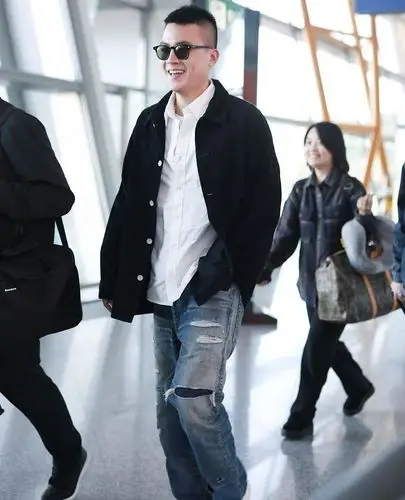 欧豪寸头造型man味十足,露标准邪魅笑撩粉无数