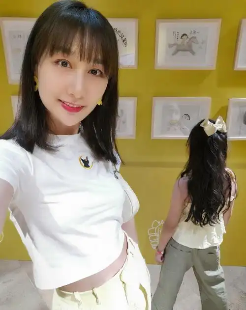 雷佳音回应搂美女风波搭朋友肩膀咋啦提到妻子连称呼都变了