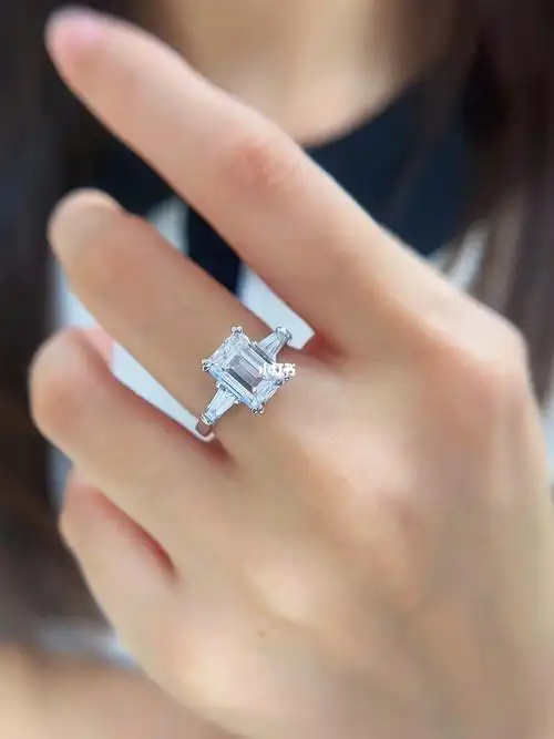 3克拉祖母绿形钻戒