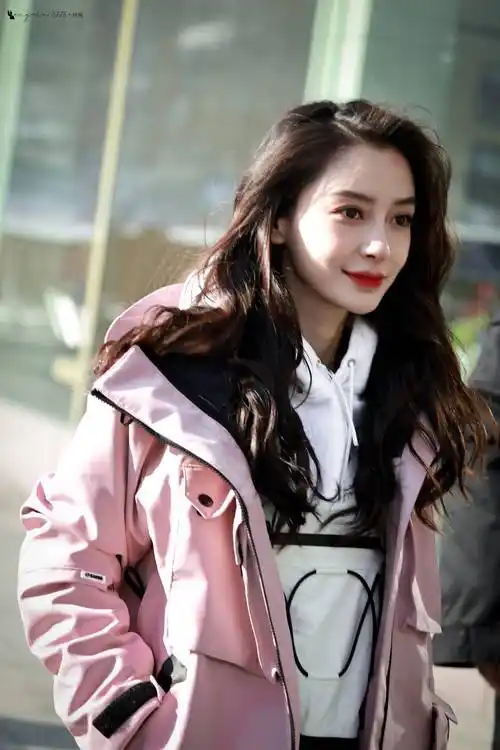 一组angelababy参加滑雪综艺转场饭拍路透图曝光,照片中运动装搭配