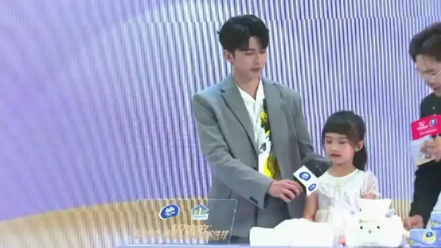 这温柔的眼神拉丝了,坤坤真的很喜欢孩子,以后肯定会是女儿奴@蔡徐坤