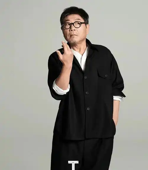 穿一身黑戴眼镜不走喜剧路线,气质意外儒雅_色彩_造型_服装