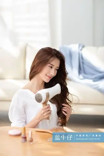 年轻女士在家吹头发