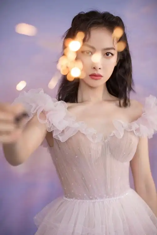 金鹰女神宋茜出席第30届中国电视金鹰节颁奖晚会 华美女神变身梦幻