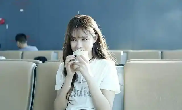 沈梦辰机场吃包子被抓拍,然后.