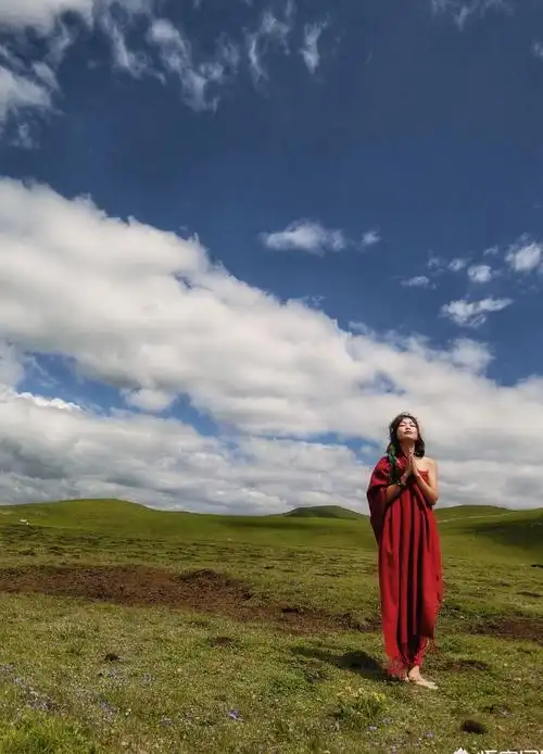 3,去草原拍环境人像,穿什么颜色的服装拍照好看